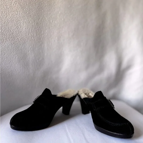 Ugg Size 7 Women’s Black Suede Shearling Heeled Clogs - Picture 5 of 16
